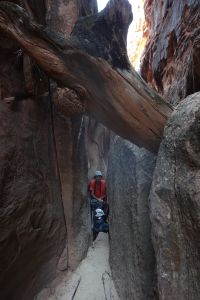 Buckskin Gulch - stěny jsou vysoké 100 metrů, ale sotva protáhnete svůj batoh. 